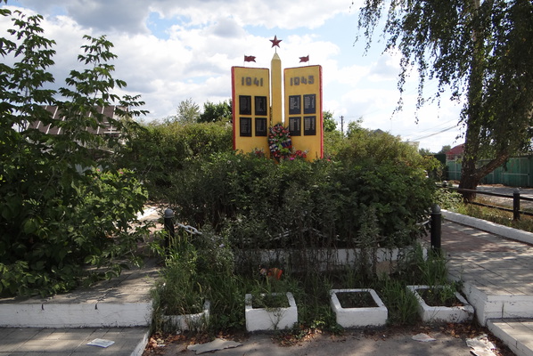 Монумент в деревне Вялки-3.JPG
