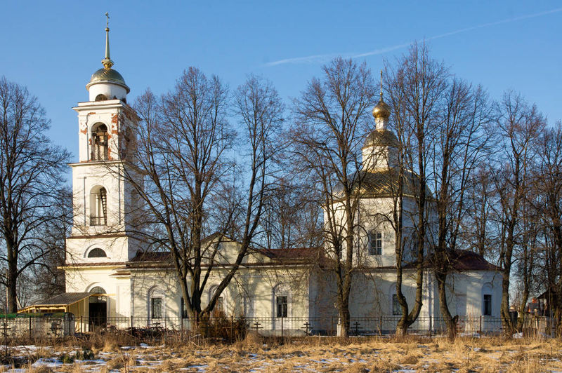 Файл:Петропавловский храм с. Лужки.jpg
