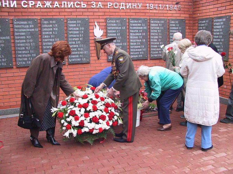 Файл:Мемориал в поселке.jpg